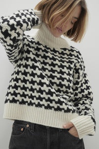 IRIS HOUNDSTOOTH CASHMERE TURTLENECK SWEATER