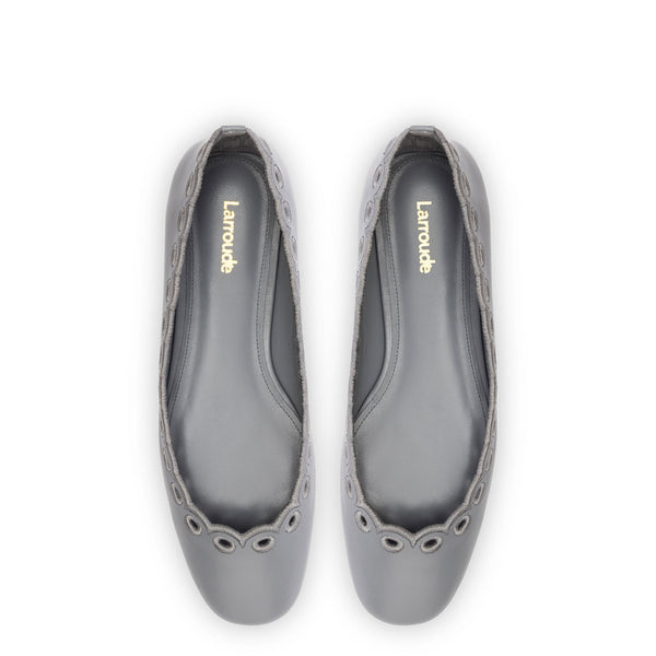 Meghan Broderie Flat In Titanium Leather