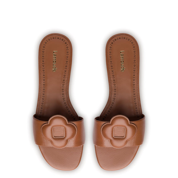 Flora Flat Mule In Caramel Leather